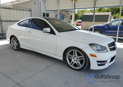 2014 Mercedes-Benz C 250 z USA, uszkodzony, nr VIN WDDGJ4HB6EG260979